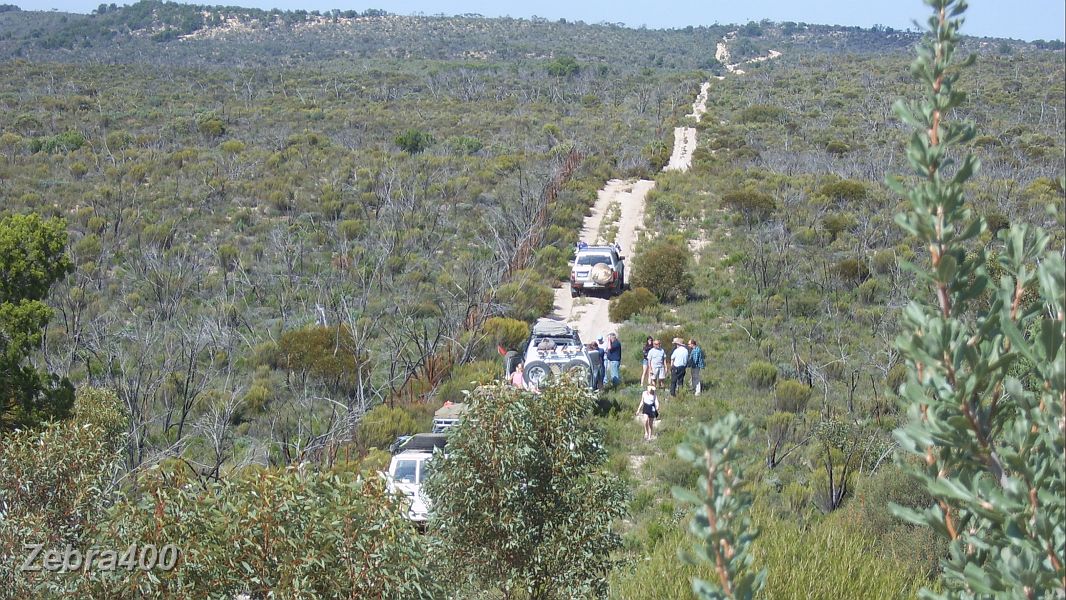 20-TLCC members lend a hand to the Nissan club with a flat tyre.JPG